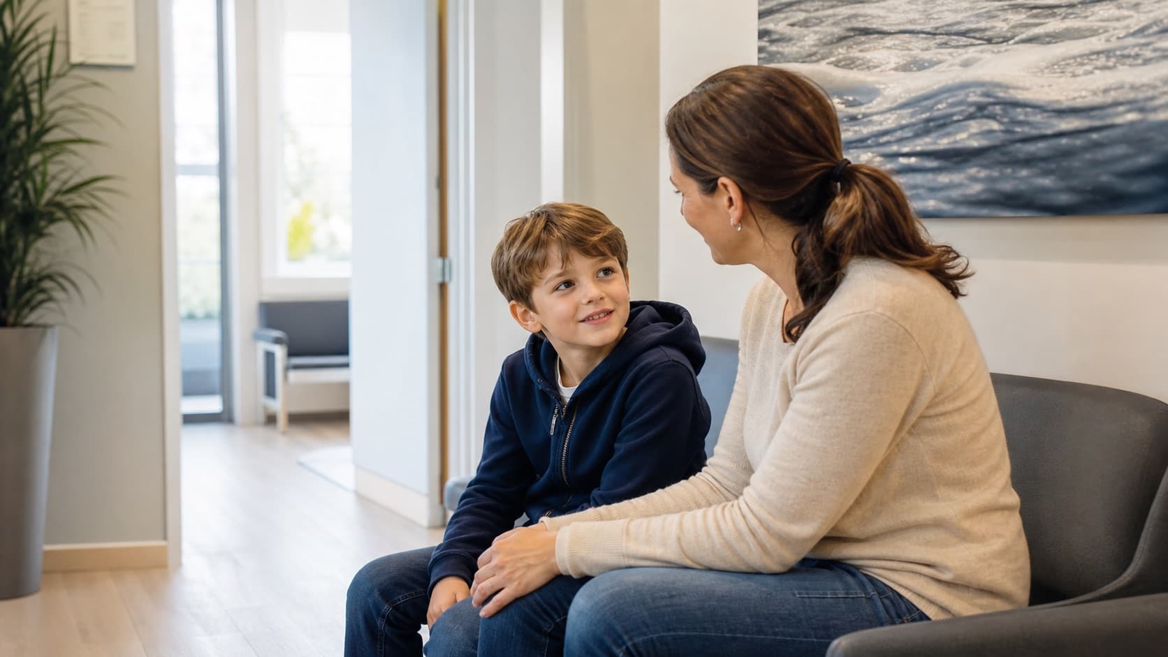 Mère échangeant avec son enfant dans une salle d’attente dentaire
