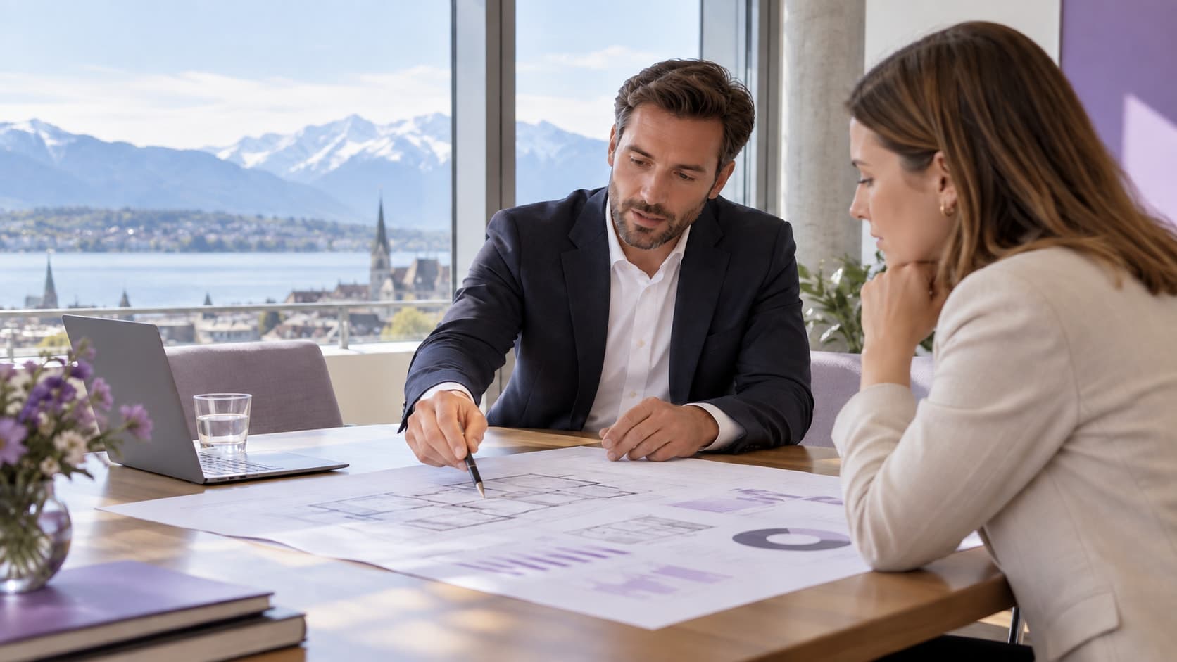 Autour d’une table de réunion lumineuse, un consultant présente des plans et des documents à un client.