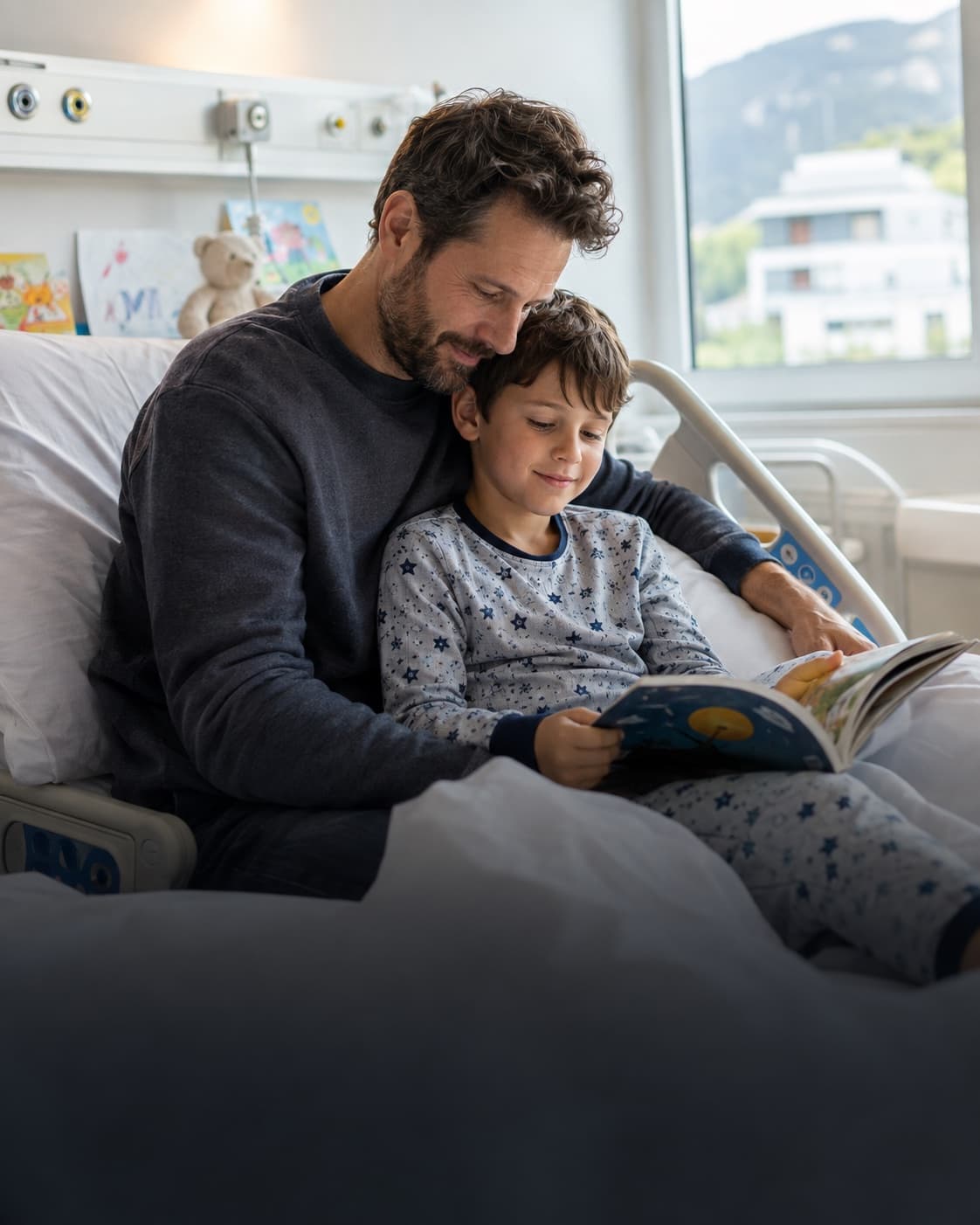 Père lisant auprès de son fils pendant un séjour à l’hôpital