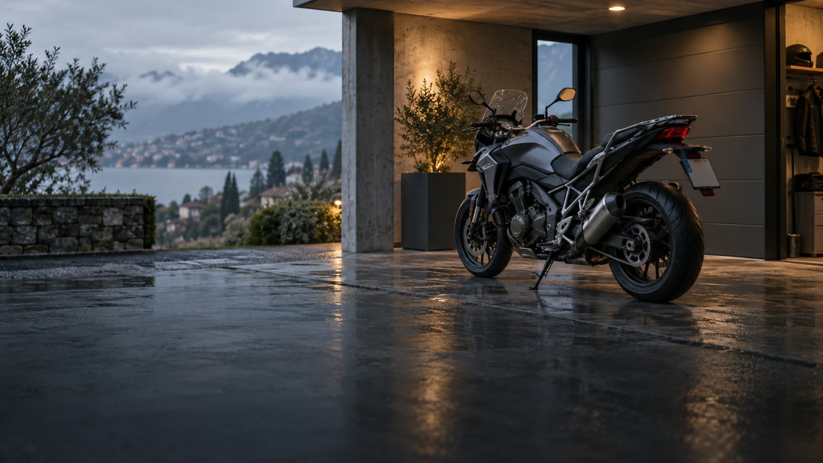 Moto stationnée sous un abri contemporain après la pluie