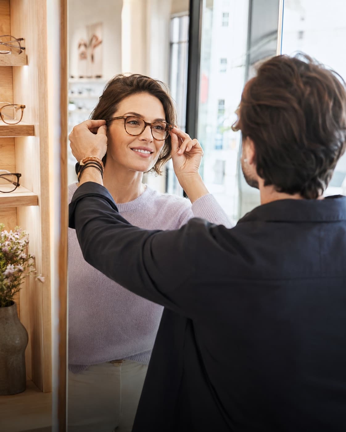 Femme essayant de nouvelles lunettes dans un espace lumineux