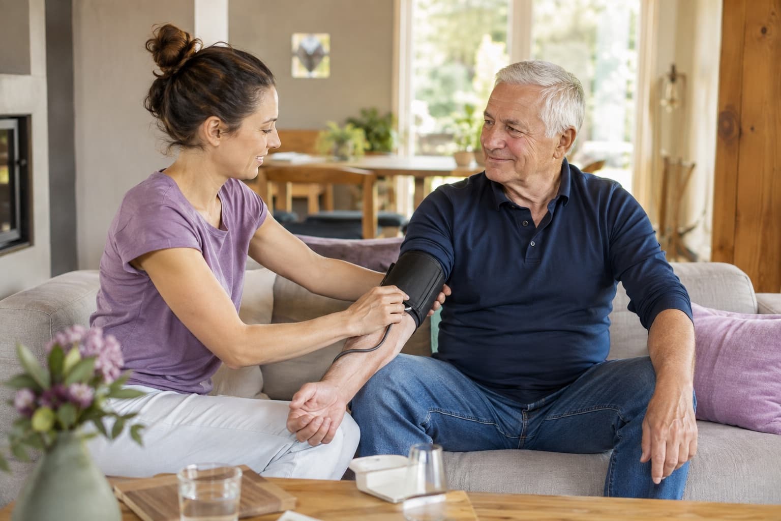 Professionnelle de santé réalisant un soin au domicile d’un patient