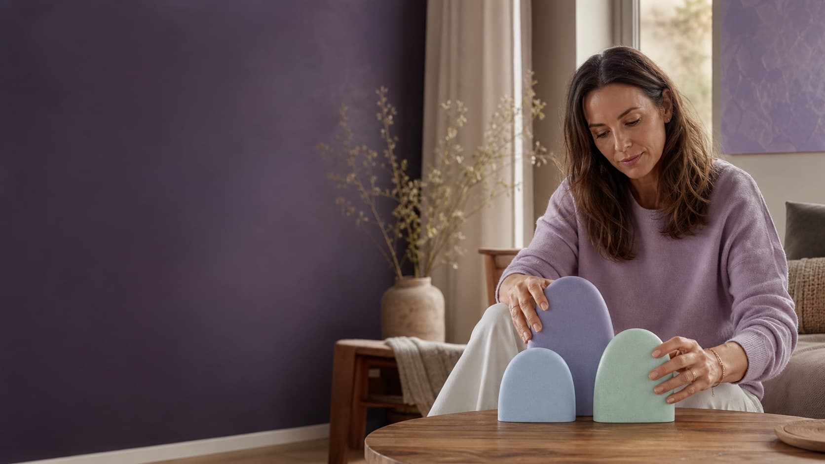 Personne comparant sereinement ses options d’assurance maladie