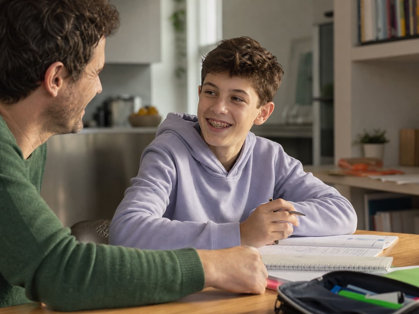 Adolescent souriant avec un appareil dentaire